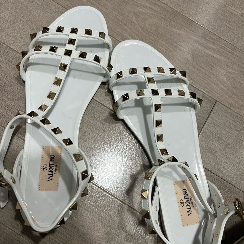 Valentino sandals great condition size 9 fits a us. Size 8